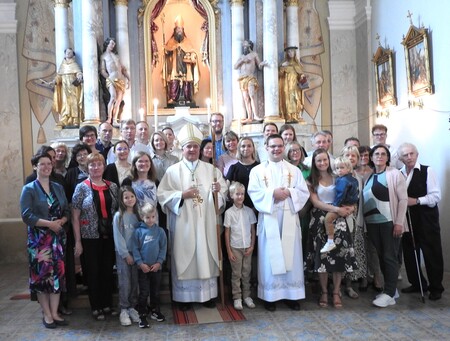Skupinski posnetek pevcev z pomožnim škofom Šuštarjem in župnikom Martinom